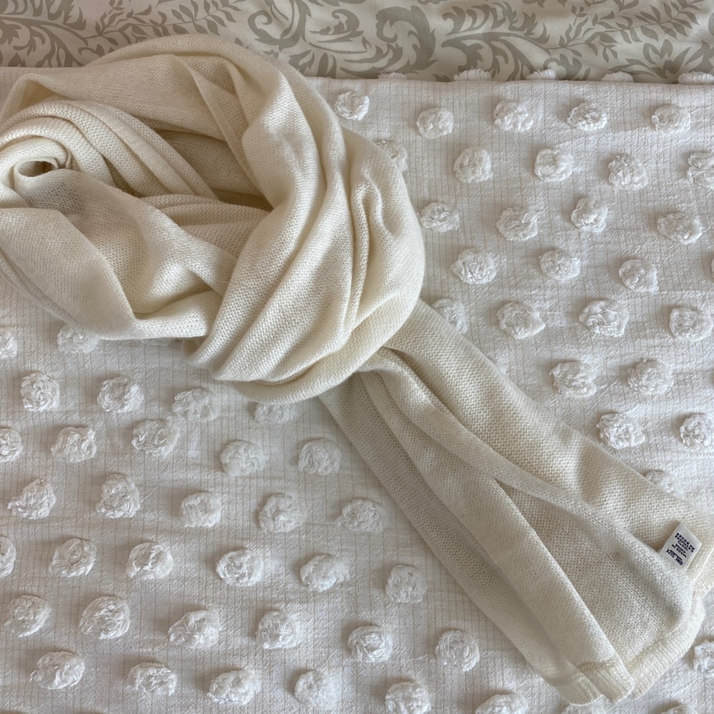 Banana Republic cashmere scarf in cream